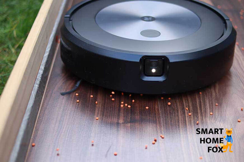 Der iRobot Roomba j7 reinigt entlang einer Leiste